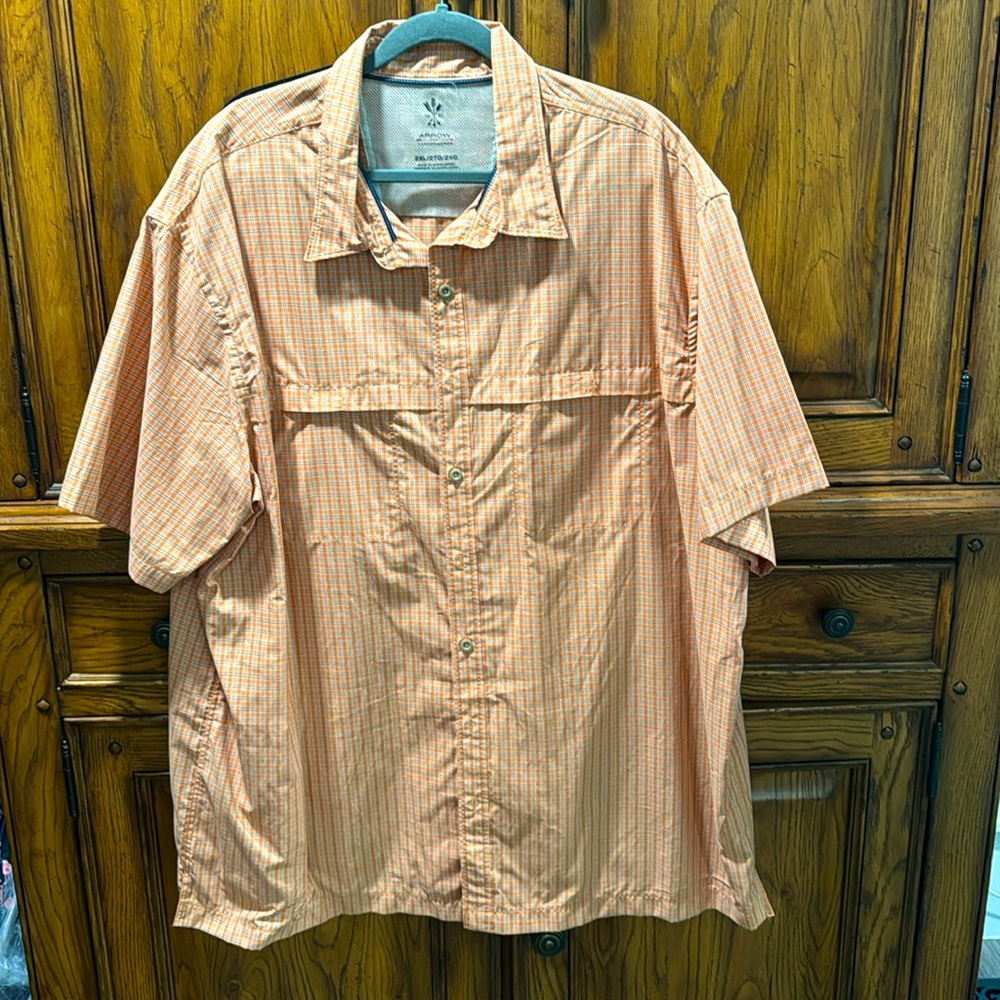 ☀️2/$15☀️ Men’s Arow brand NWOT PERFORMANCE button up shirt.  Orange and cream